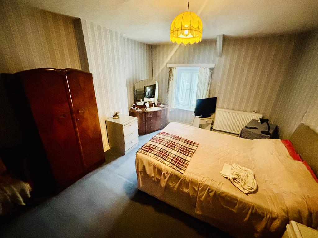 Front bedroom 1