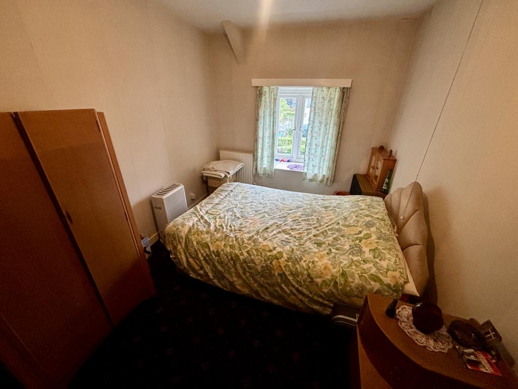 Front bedroom 2