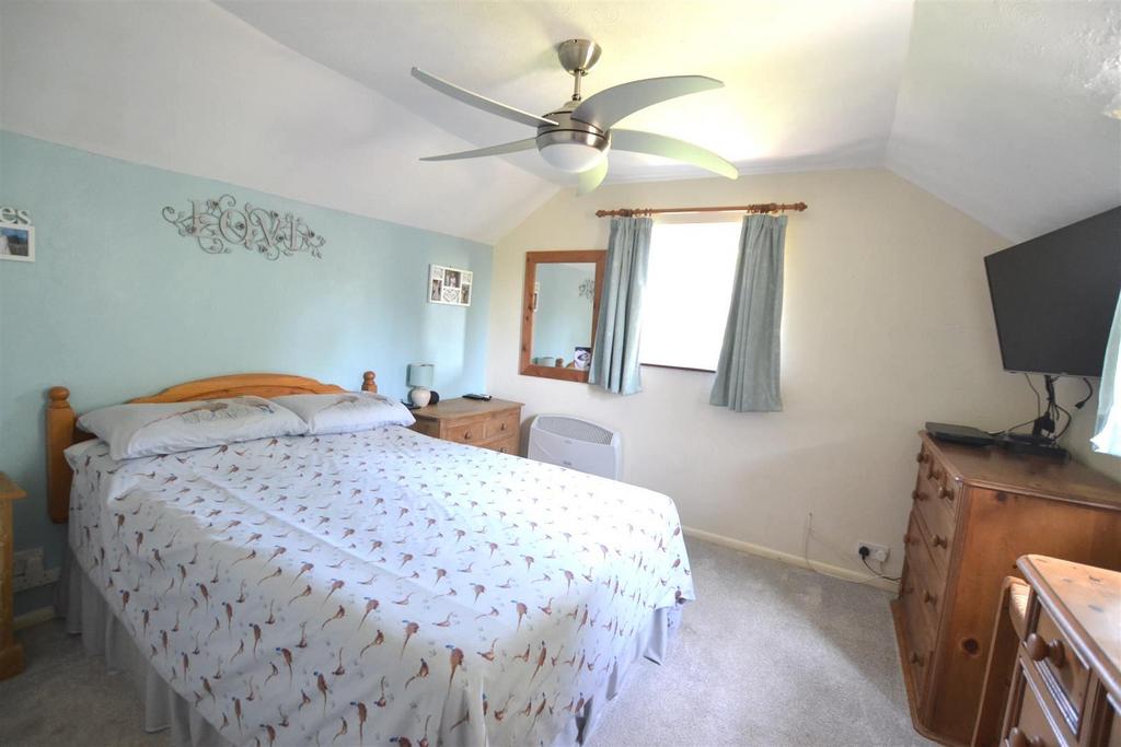 Bed 1.jpg