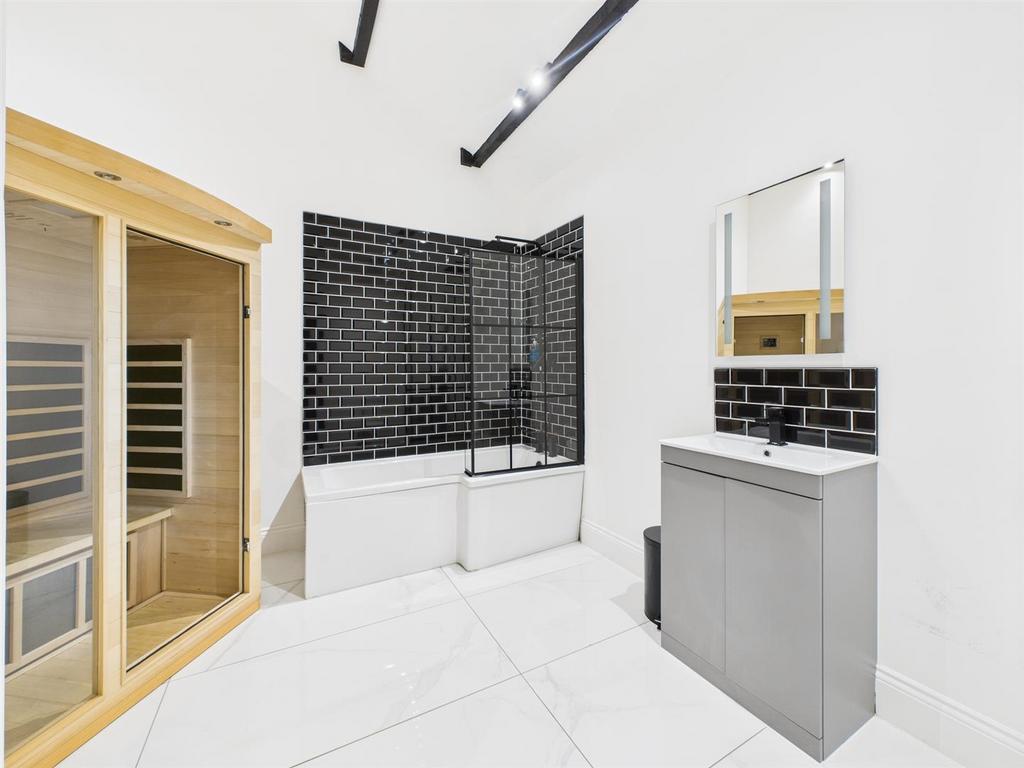 En-Suite Bathroom