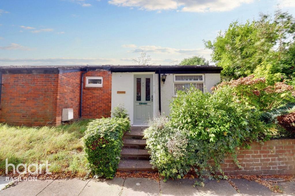 Maydells Basildn Little Oxcroft, Basildon 2 bed terraced house - £280,000