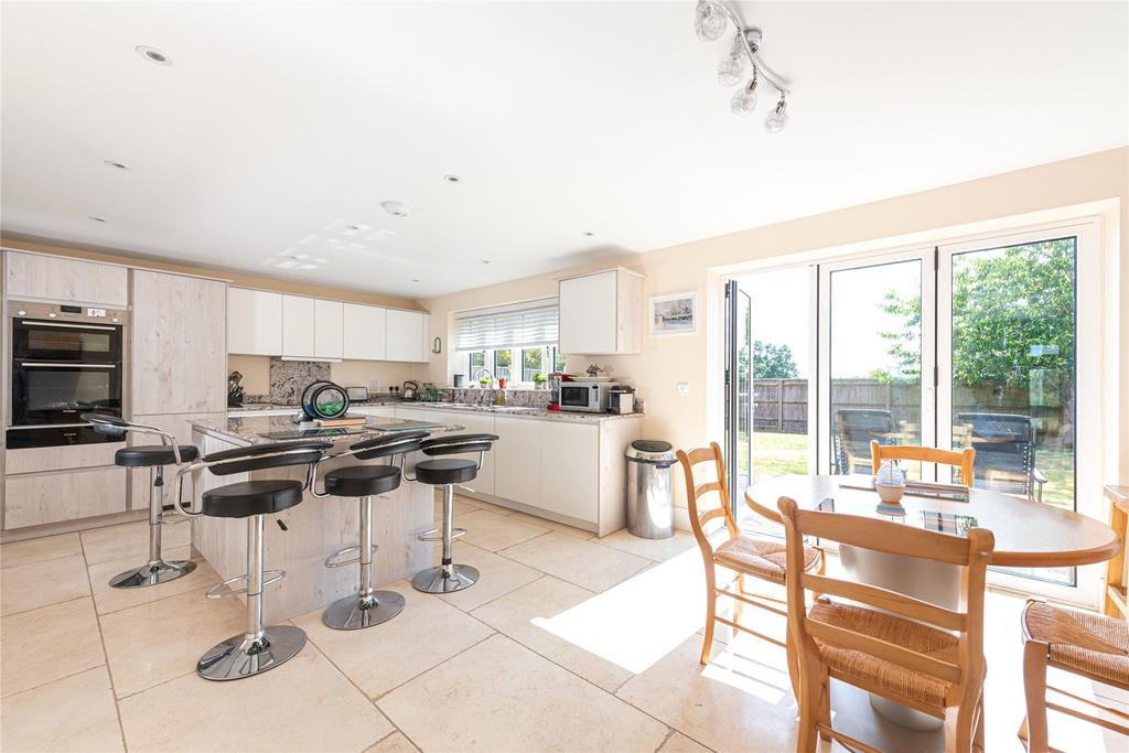 Kitchen/B'fast Room