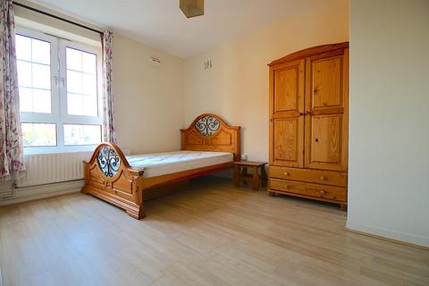 3 bedroom flat to rent, Prusom Street, London E1W
