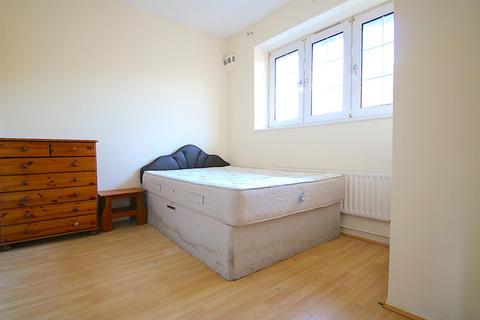 3 bedroom flat to rent, Prusom Street, London E1W