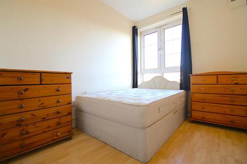 3 bedroom flat to rent, Prusom Street, London E1W