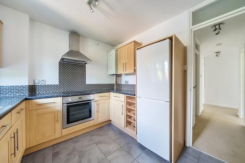 2 bedroom flat for sale, Holm Court, Godalming GU7