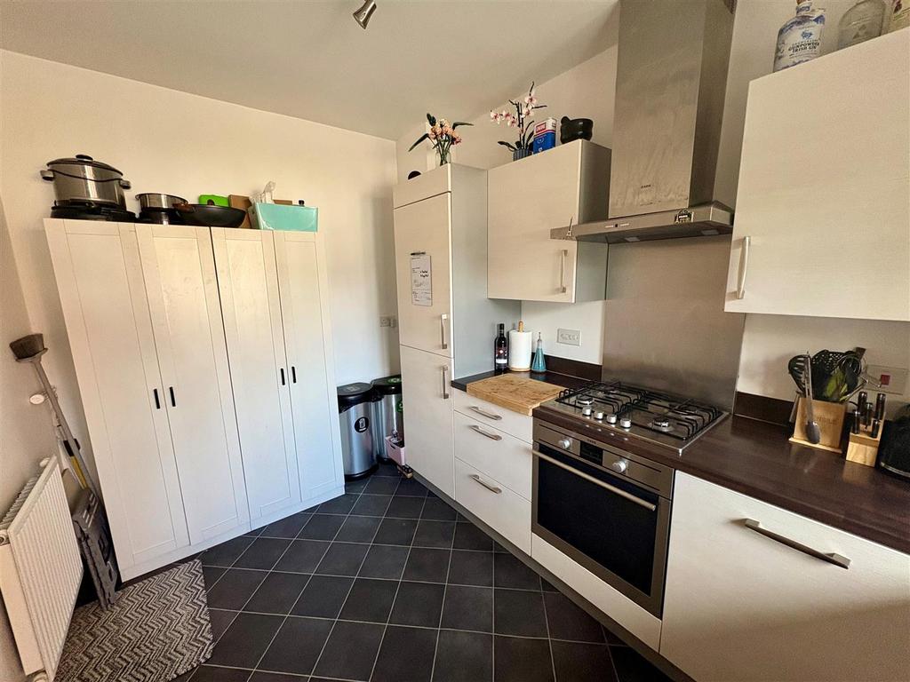 Kitchen Cont.jpg