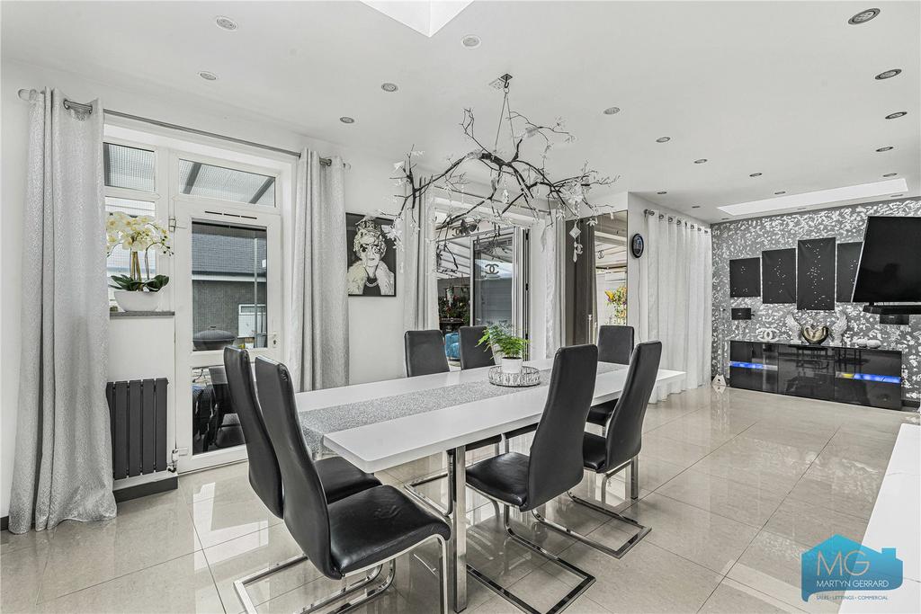 4 bedroom semi-detached house for sale - Photo 35
