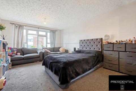 43 Winsbeach, London, E17 3RQ