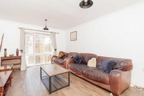 2 bedroom apartment to rent, Fairways Court, Gravesend DA12