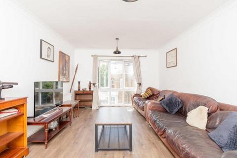 2 bedroom apartment to rent, Fairways Court, Gravesend DA12