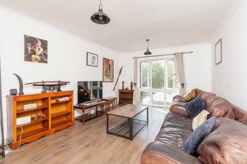 2 bedroom apartment to rent, Fairways Court, Gravesend DA12