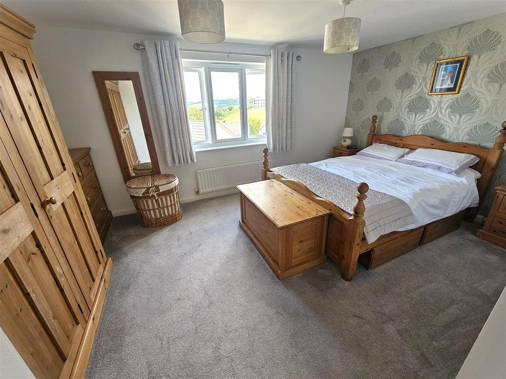 Bedroom 1.jpg