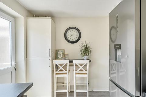 28 Ashcombe Crescent, Bristol, BS30 5NX