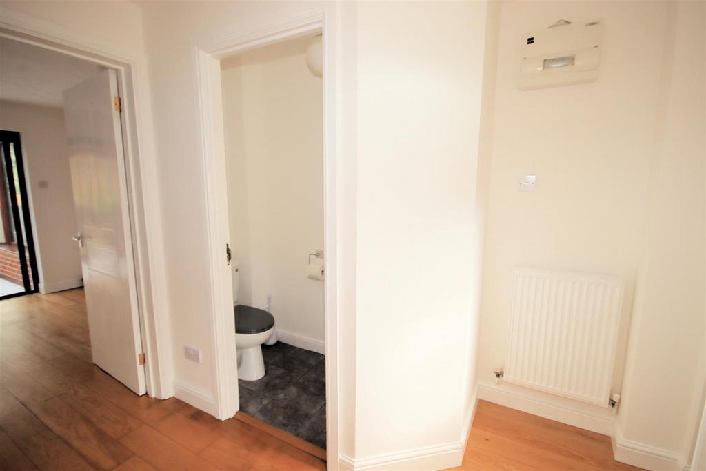 14 Lorimer Close-Entr2.jpg
