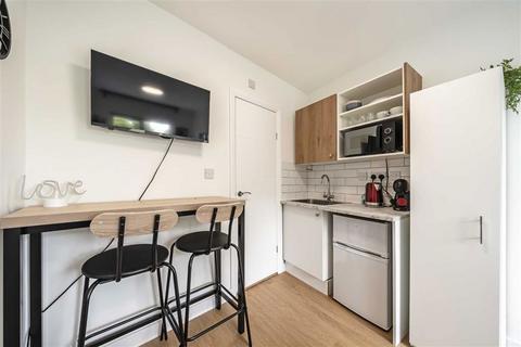 Flat 2, 69 Askew Road, London, W12 9AH