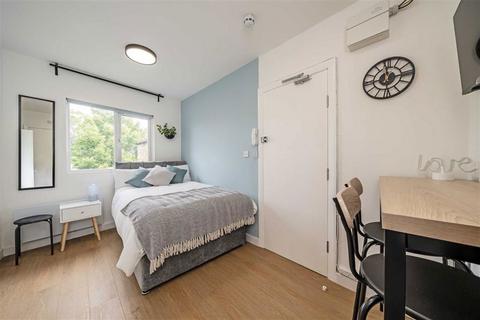 Flat 2, 69 Askew Road, London, W12 9AH