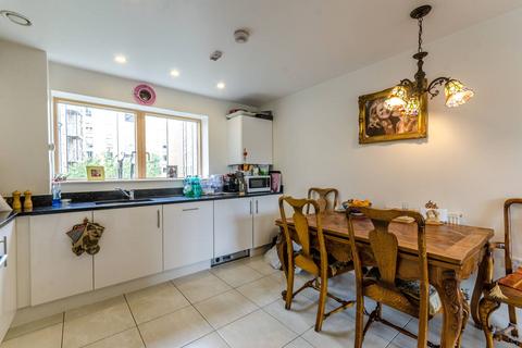8 Clock View Crescent, London, N7 9GP