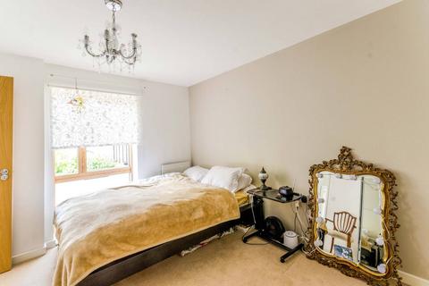8 Clock View Crescent, London, N7 9GP
