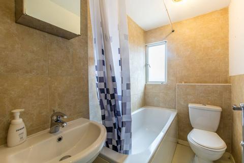 Studio to rent, Paramount Court, Bloomsbury, London, WC1E