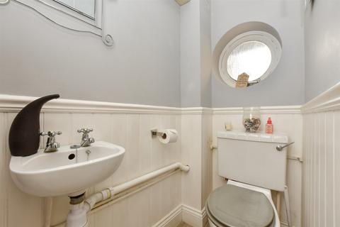 15 Lower Dunnymans, Banstead, SM7 2BX
