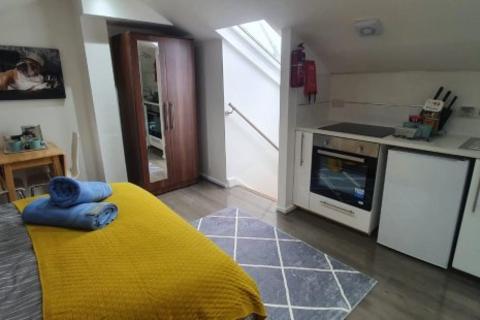1 bedroom flat to rent, Portnall Road