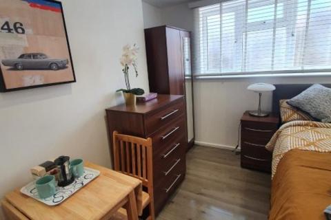 1 bedroom flat to rent, Portnall Road