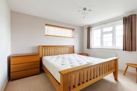 23 Lynwood, Guildford, GU2 7NY