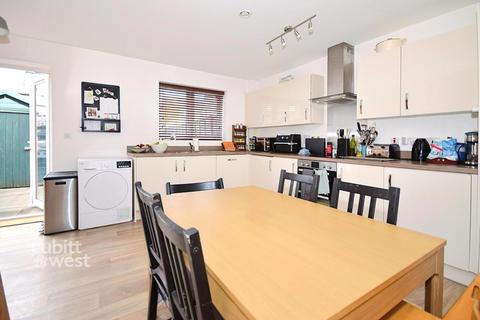 3 bedroom end of terrace house to rent, North Mead Chichester PO19