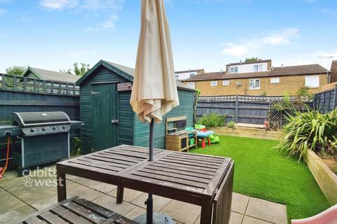 3 bedroom end of terrace house to rent, North Mead Chichester PO19