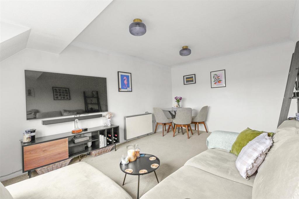 36 Windrush Court, HP13 7 UL-5.jpg