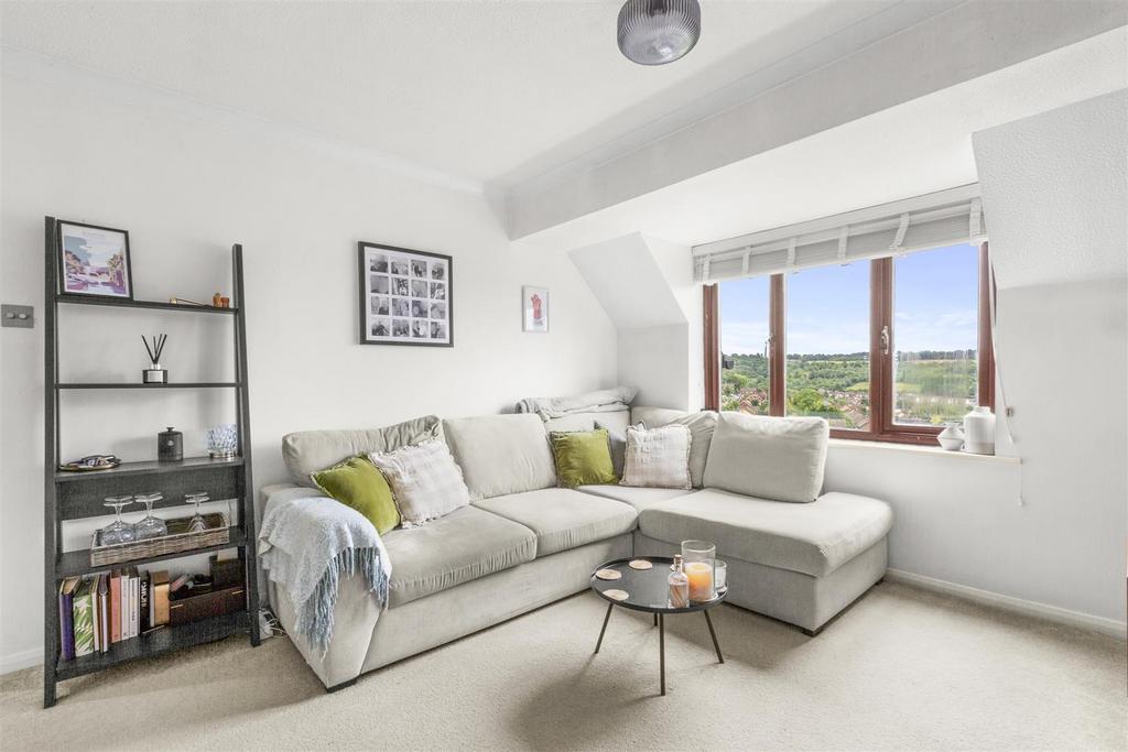 36 Windrush Court, HP13 7 UL-4.jpg