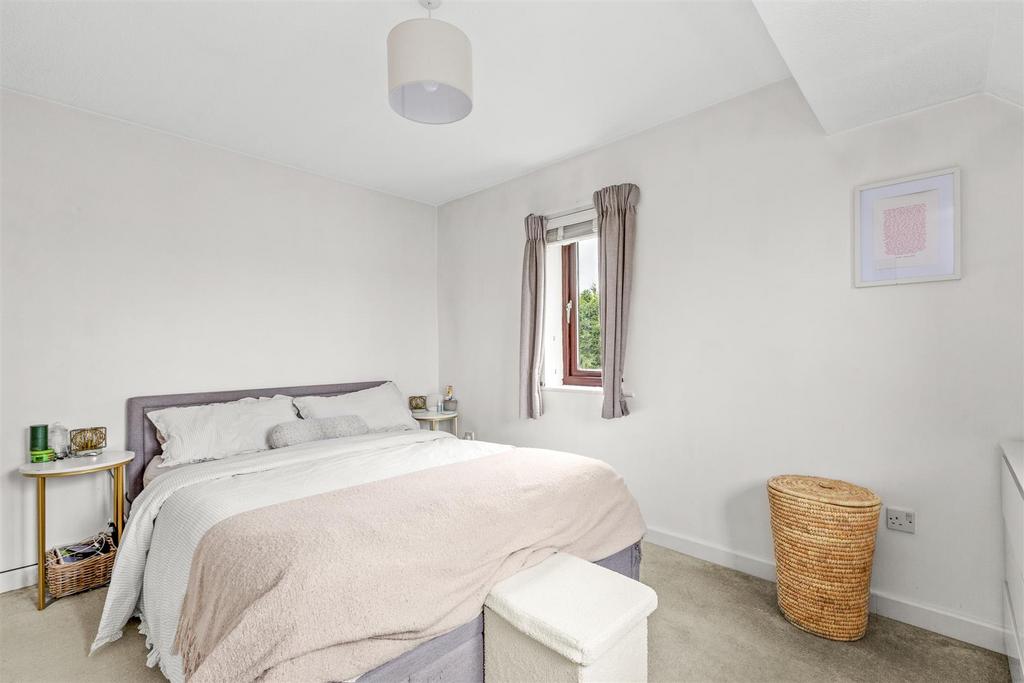 36 Windrush Court, HP13 7 UL-7.jpg