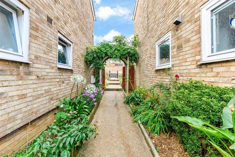 45 Ifield Way, Gravesend, DA12 5UA