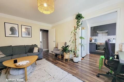 2 bedroom flat for sale, Lodge Drive, Palmers Green, N13