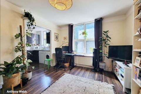 2 bedroom flat for sale, Lodge Drive, Palmers Green, N13