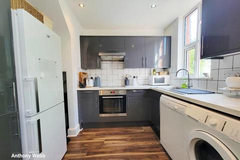 2 bedroom flat for sale, Lodge Drive, Palmers Green, N13