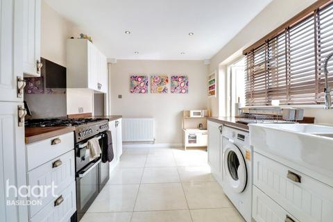 3 Bradbourne Way, Pitsea, Basildon, SS13 2DW