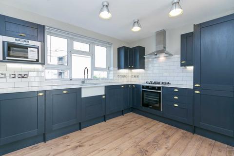3 bedroom apartment to rent, Queen`s Drive, Finsbury Park, N4