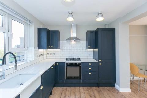 3 bedroom apartment to rent, Queen`s Drive, Finsbury Park, N4