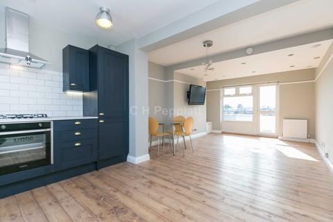 3 bedroom apartment to rent, Queen`s Drive, Finsbury Park, N4