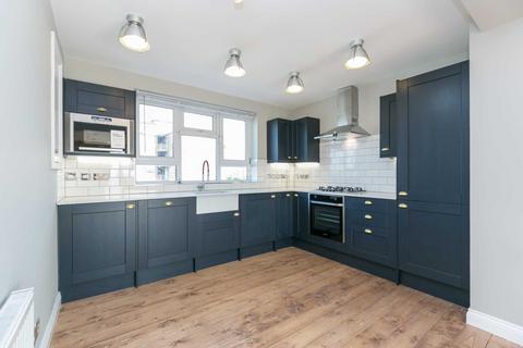 3 bedroom apartment to rent, Queen`s Drive, Finsbury Park, N4