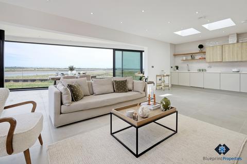3 bedroom detached house for sale, Kingsmans Point, Kingsmans Farm Road, SS5