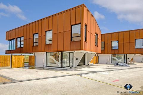 3 bedroom detached house for sale, Kingsmans Point, Kingsmans Farm Road, SS5