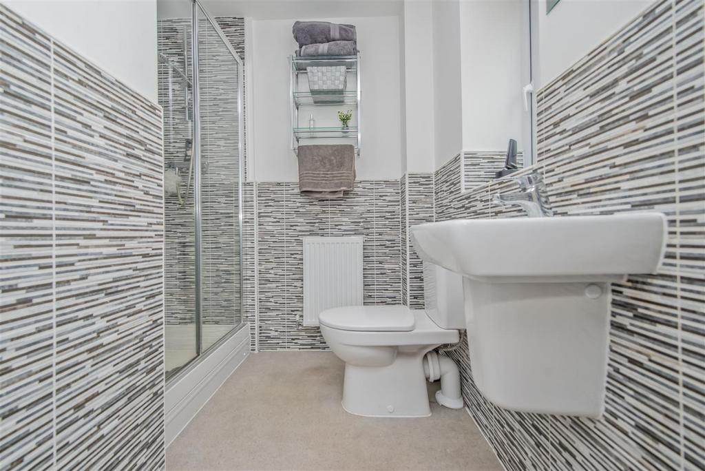 En-suite Shower Room / WC: