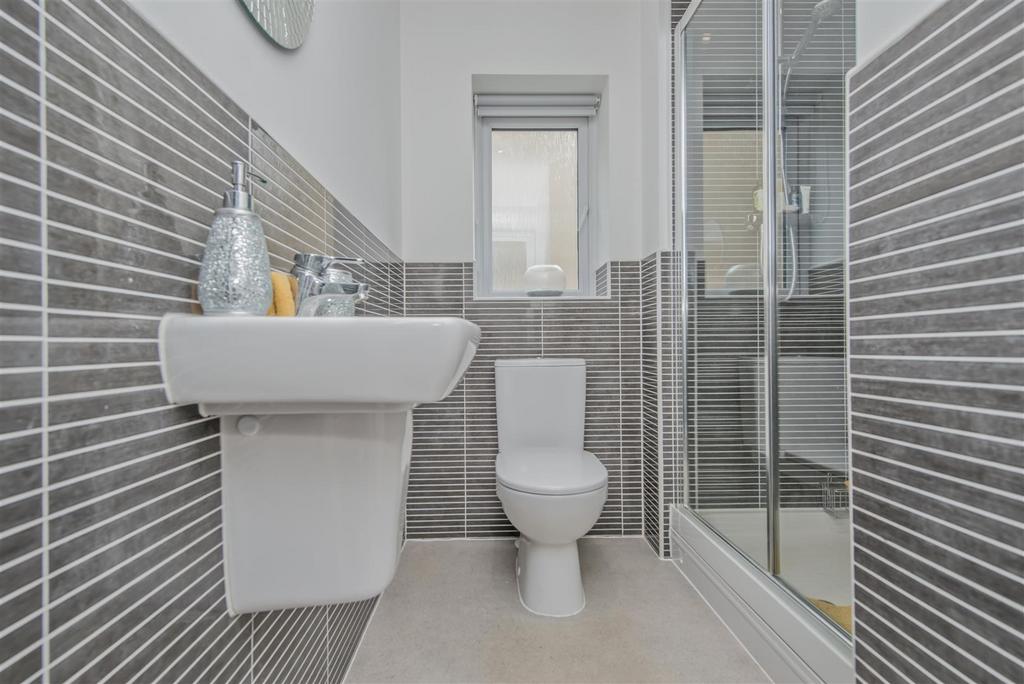 En-suite Shower Room / WC: