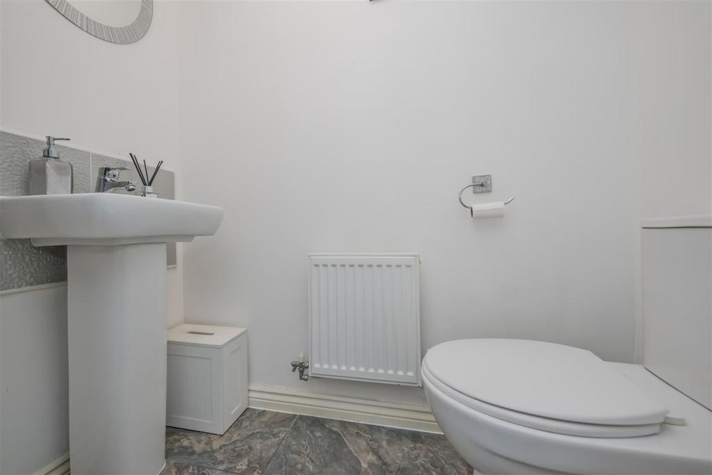Cloakroom / WC: