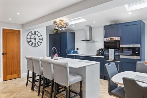 3 bedroom detached house for sale, Roffeys Close, Crawley RH10