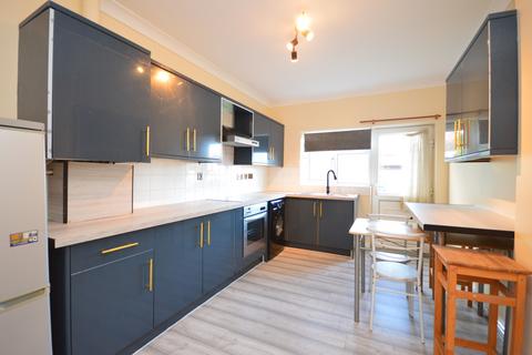 2 bedroom flat to rent, Atherton Road, Ilford, IG5 0PQ
