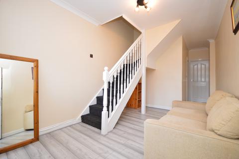 2 bedroom flat to rent, Atherton Road, Ilford, IG5 0PQ